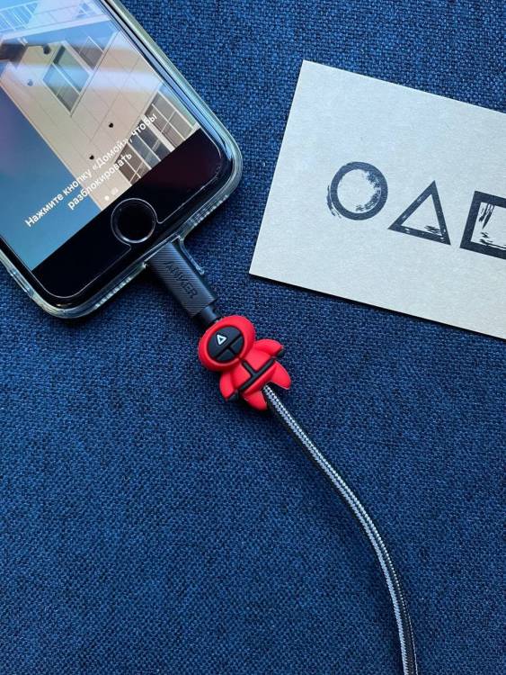 Протектор для защиты от износа, заломов, трещин и разрыва кабеля мобильного телефона, usb (Squid Game)